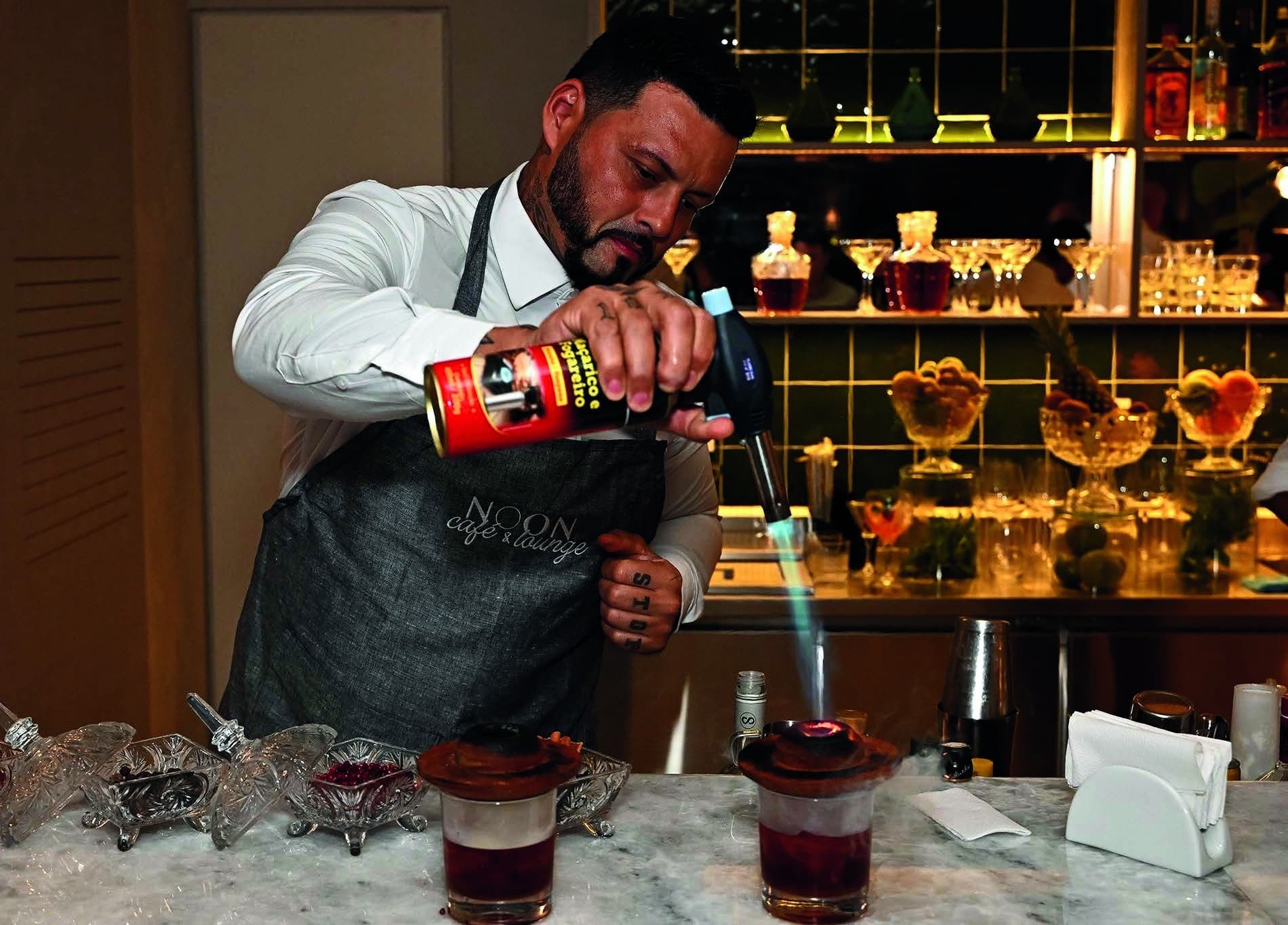 Bartender preparando um drinque durante evento no NOON