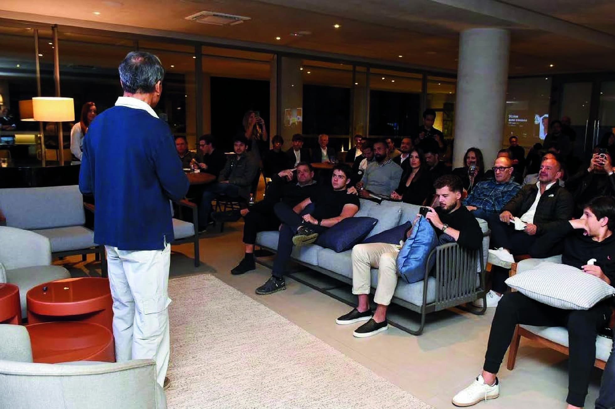 Apresentação corporativa realizada no lounge do NOON