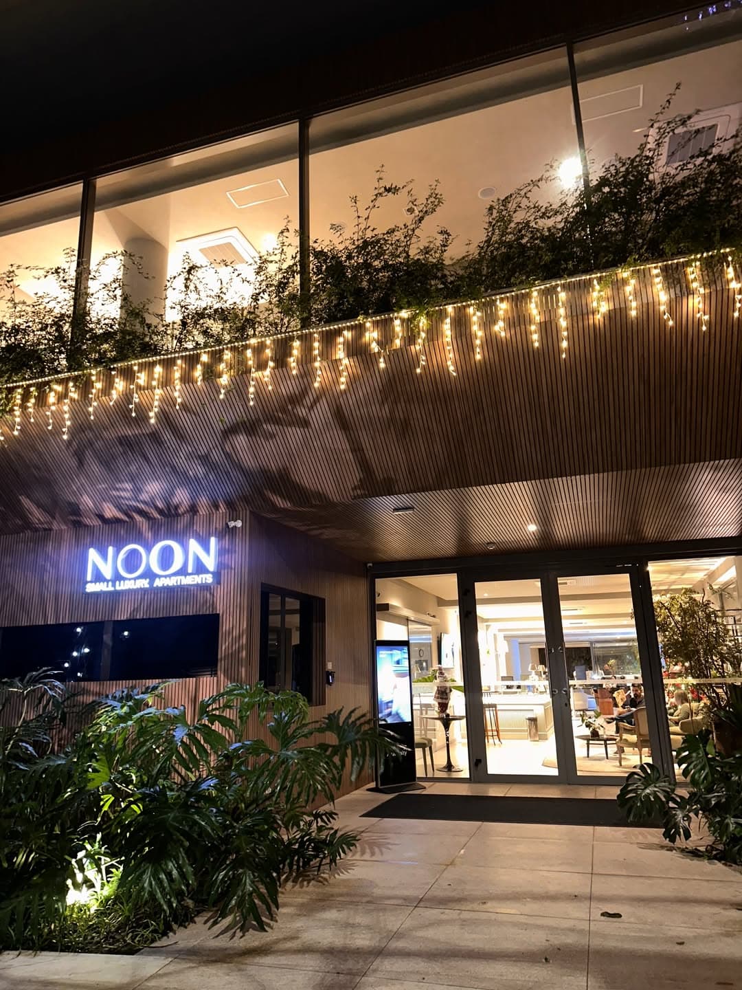 Fachada noturna iluminada do NOON